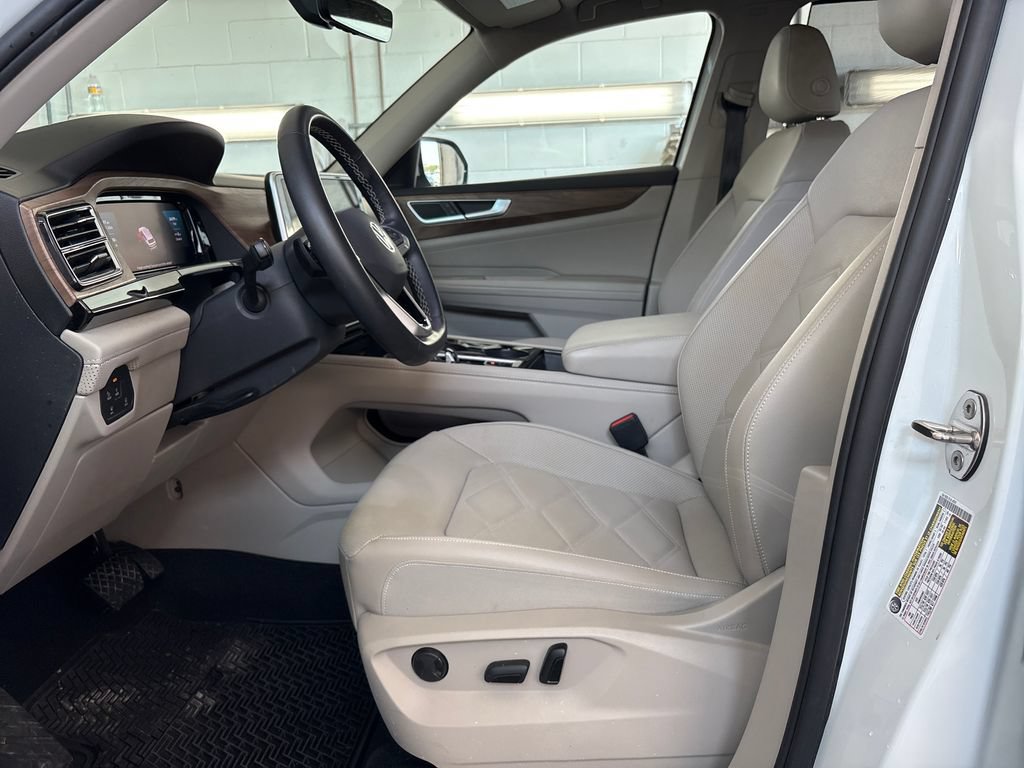 Used 2025 Volkswagen Atlas SE FWD image 13