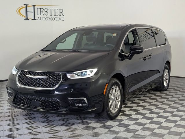 Used 2025 Chrysler Pacifica Select image 4