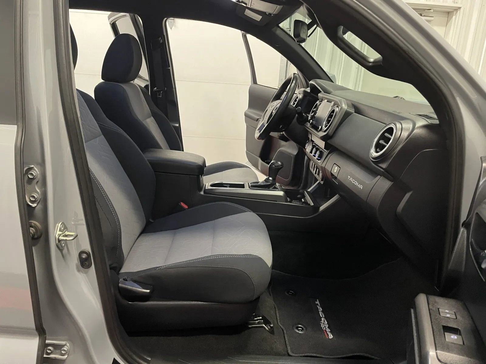 Used 2020 Toyota Tacoma TRD Sport w/ Technology Package image 44