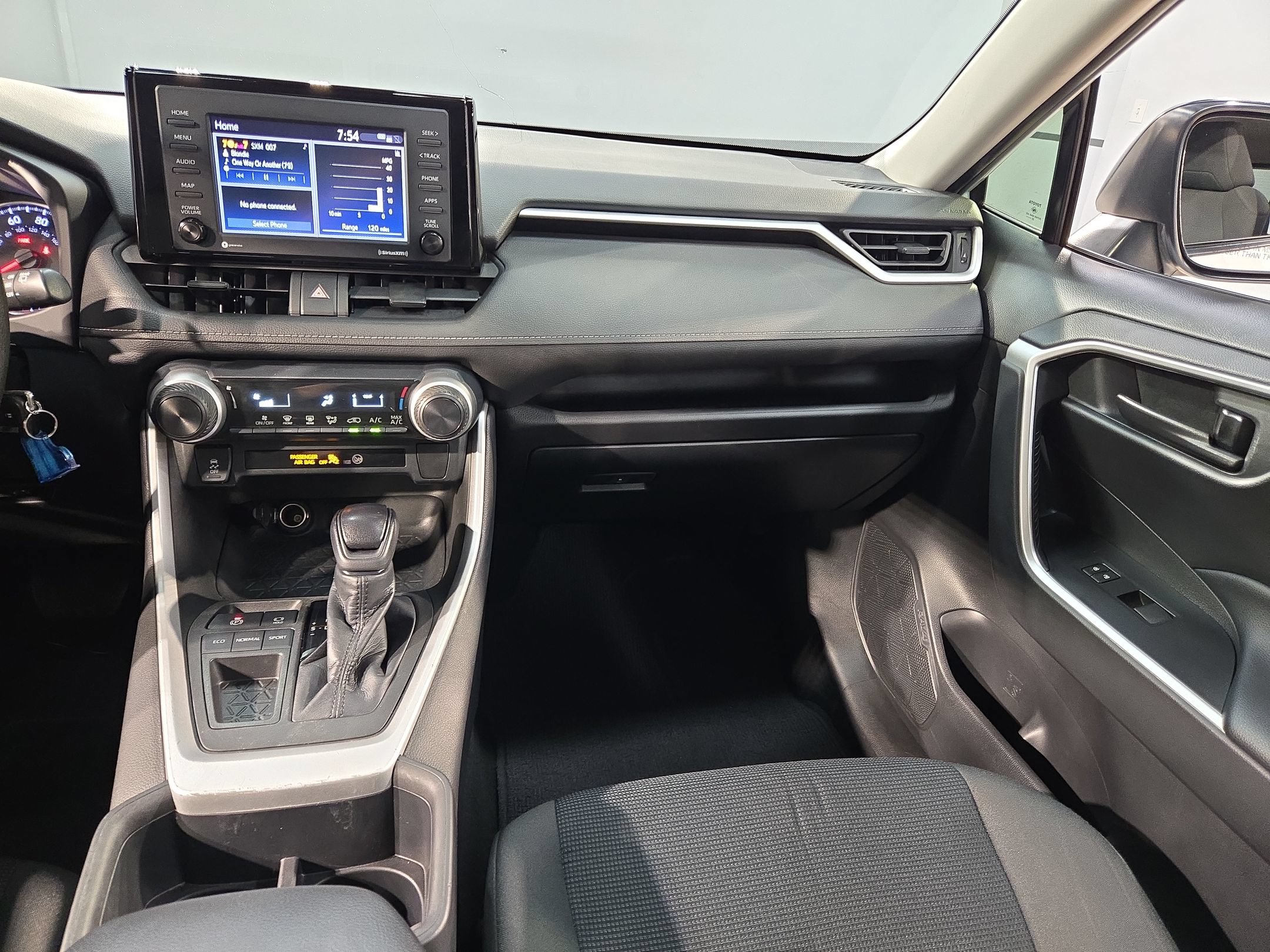 Used 2022 Toyota RAV4 LE FWD image 11