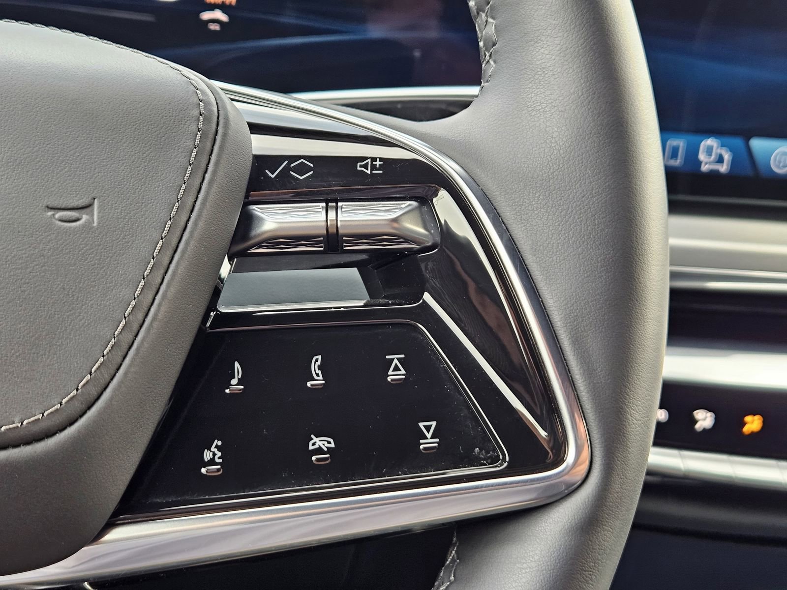 Certified 2024 Cadillac Lyriq Luxury w/ Nappa Leather Package image 25