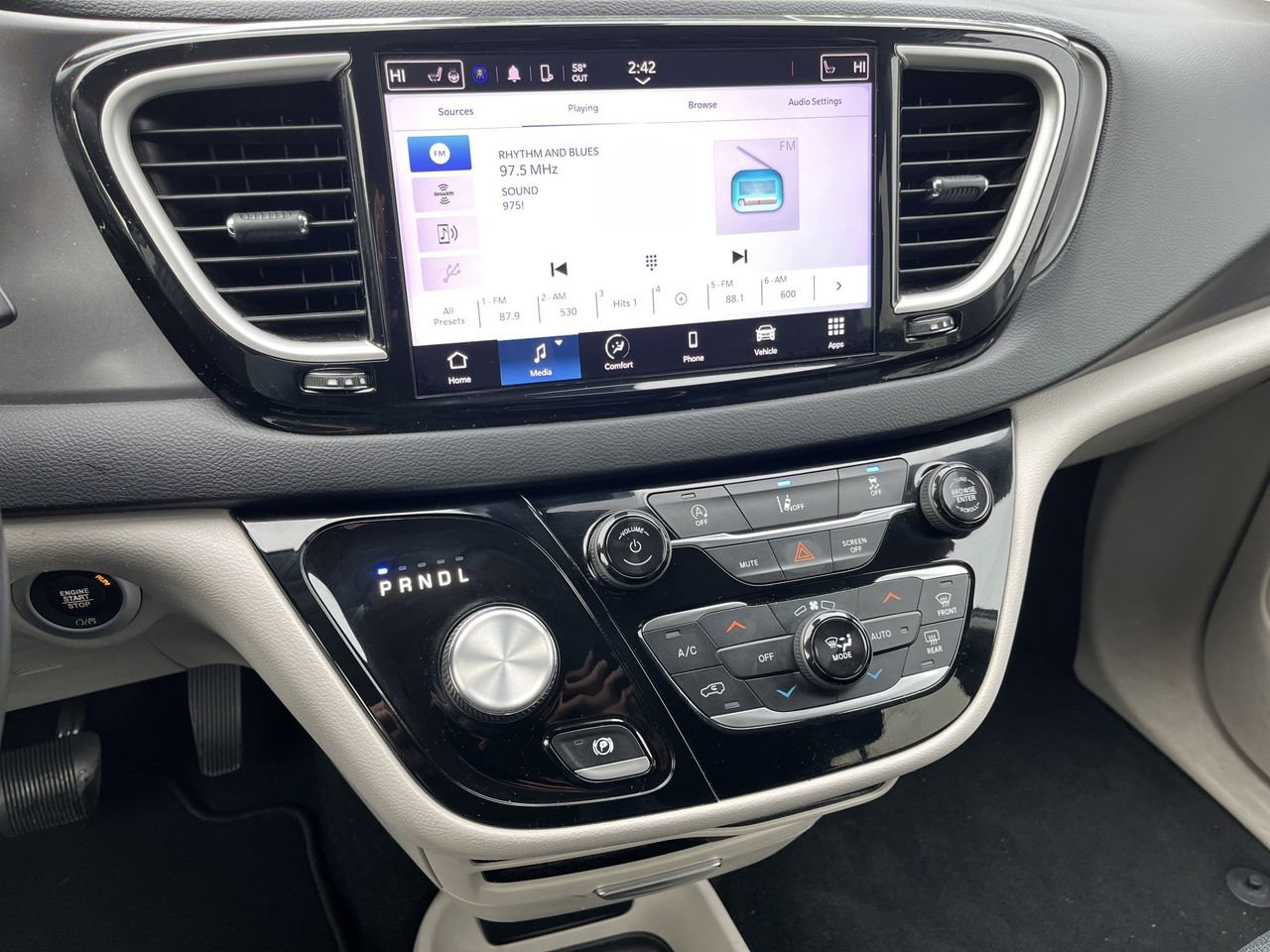 Used 2022 Chrysler Pacifica Touring-L image 8