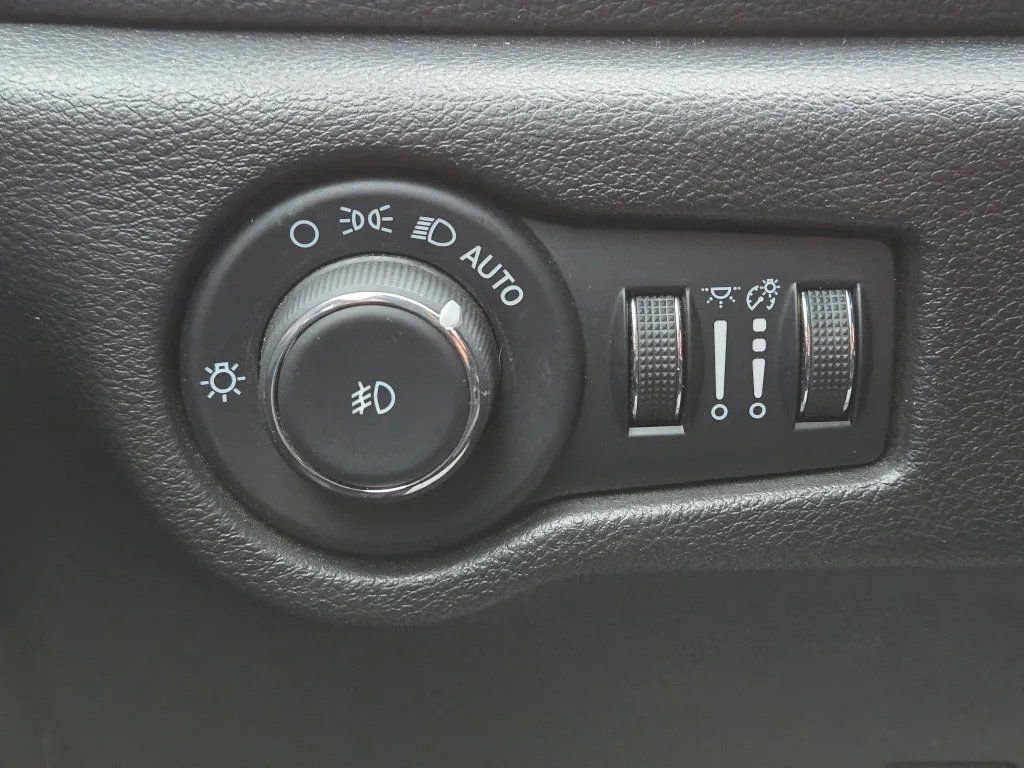 Used 2025 Chrysler Pacifica Limited FWD image 13