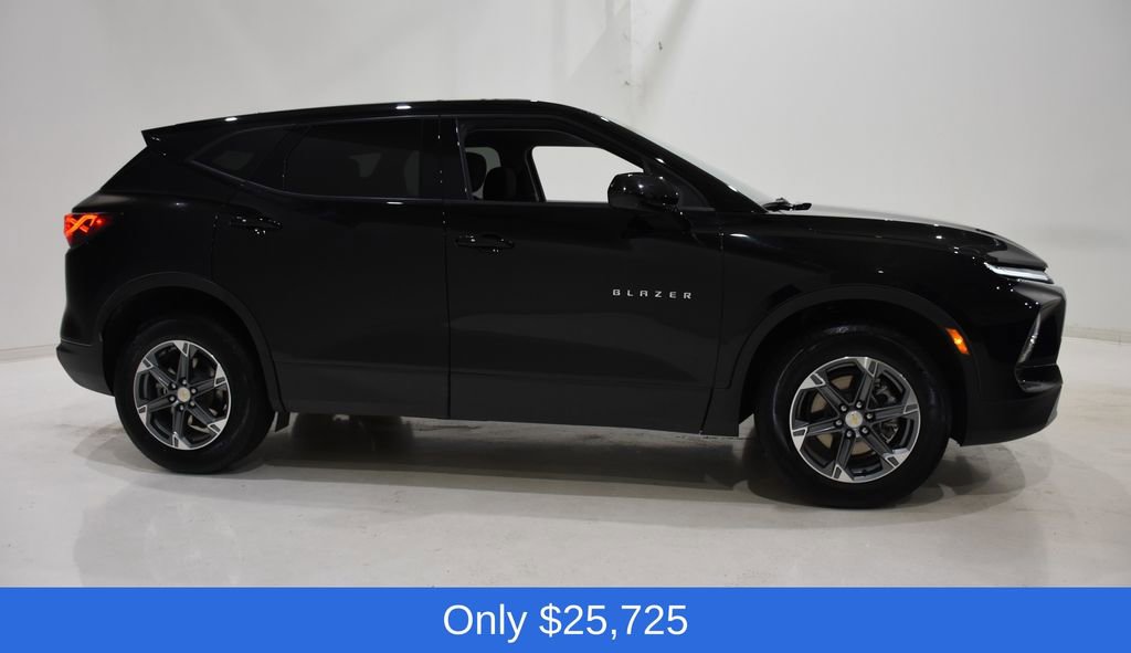 Used 2025 Chevrolet Blazer LT image 3