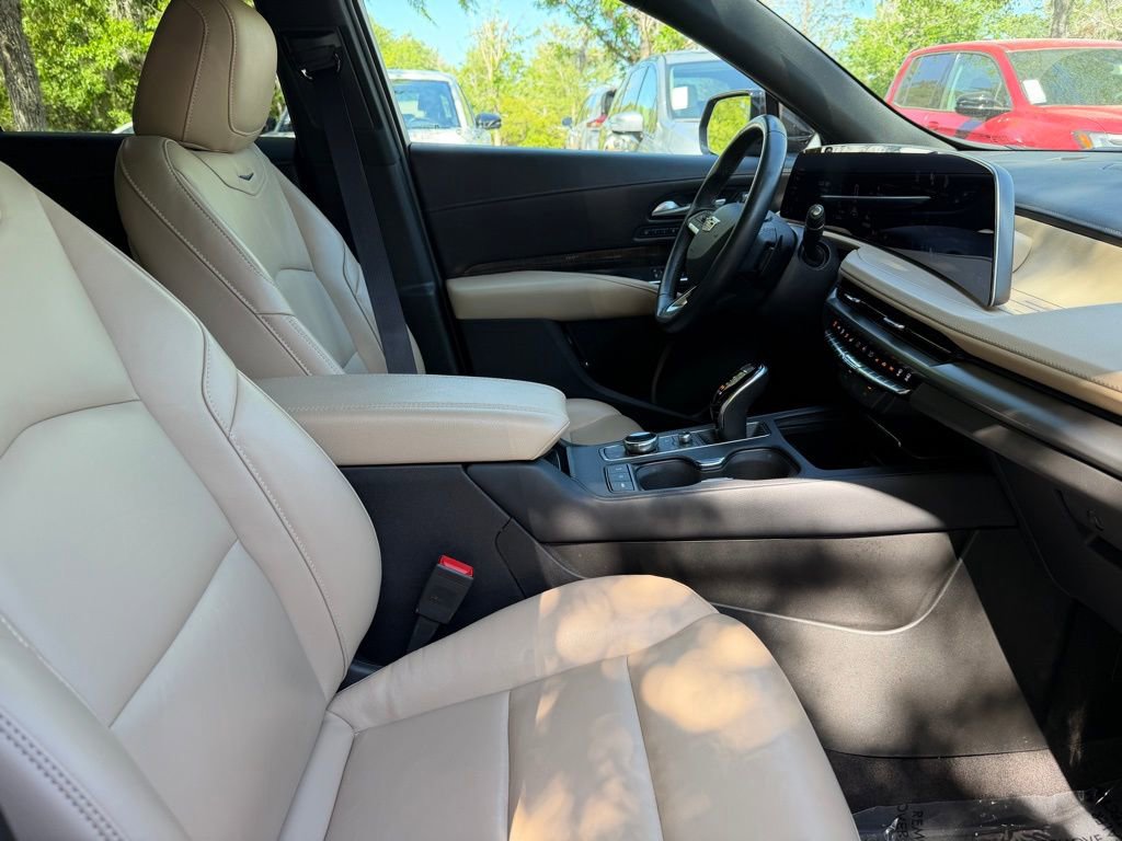 Used 2025 Cadillac XT4 Premium Luxury image 9