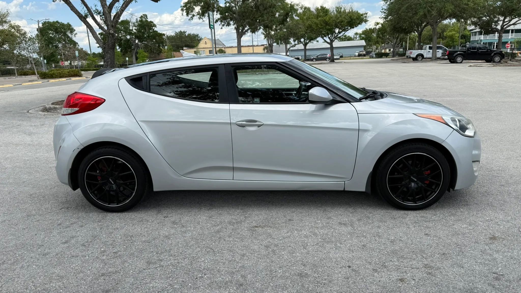 Used 2013 Hyundai Veloster FWD image 5