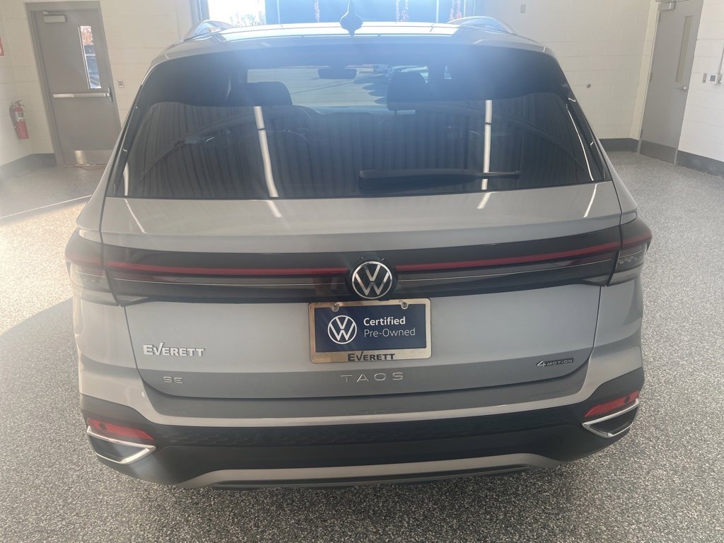 Certified 2025 Volkswagen Taos SE image 4