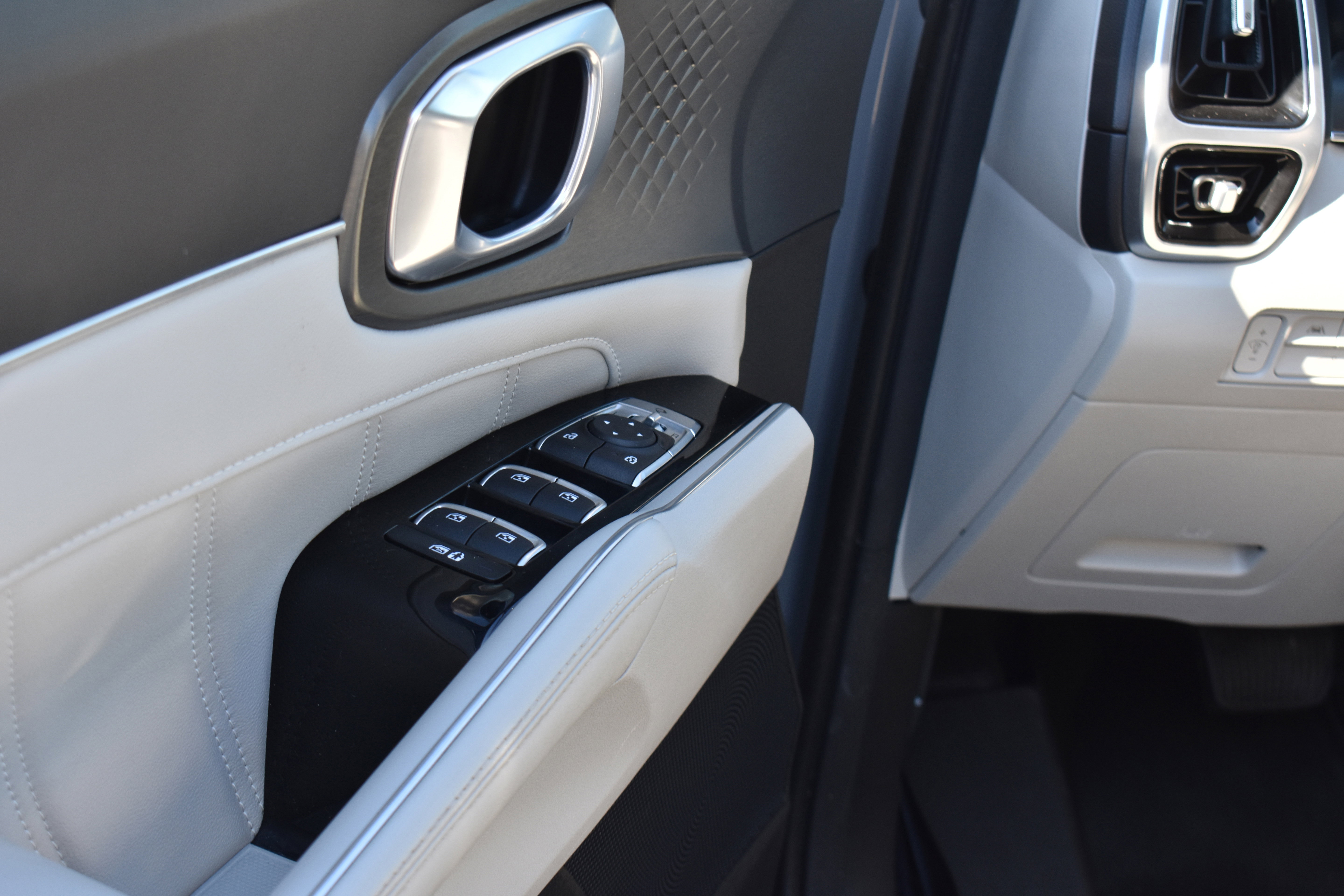 Used 2023 Kia Sorento SX image 27