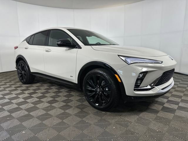 Used 2026 Buick Envista Sport Touring w/ Studio Series image 2