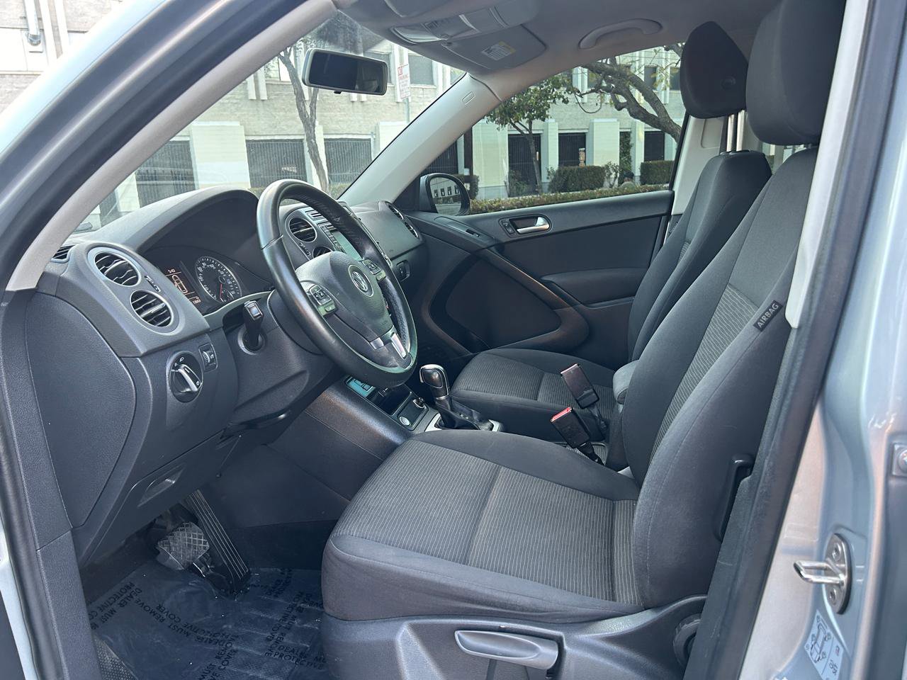 Used 2017 Volkswagen Tiguan Limited w/ Premium Package image 9