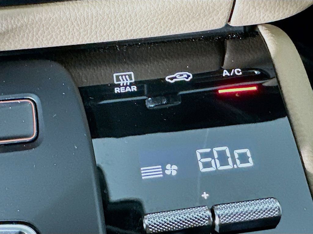 Used 2025 Porsche Macan image 18