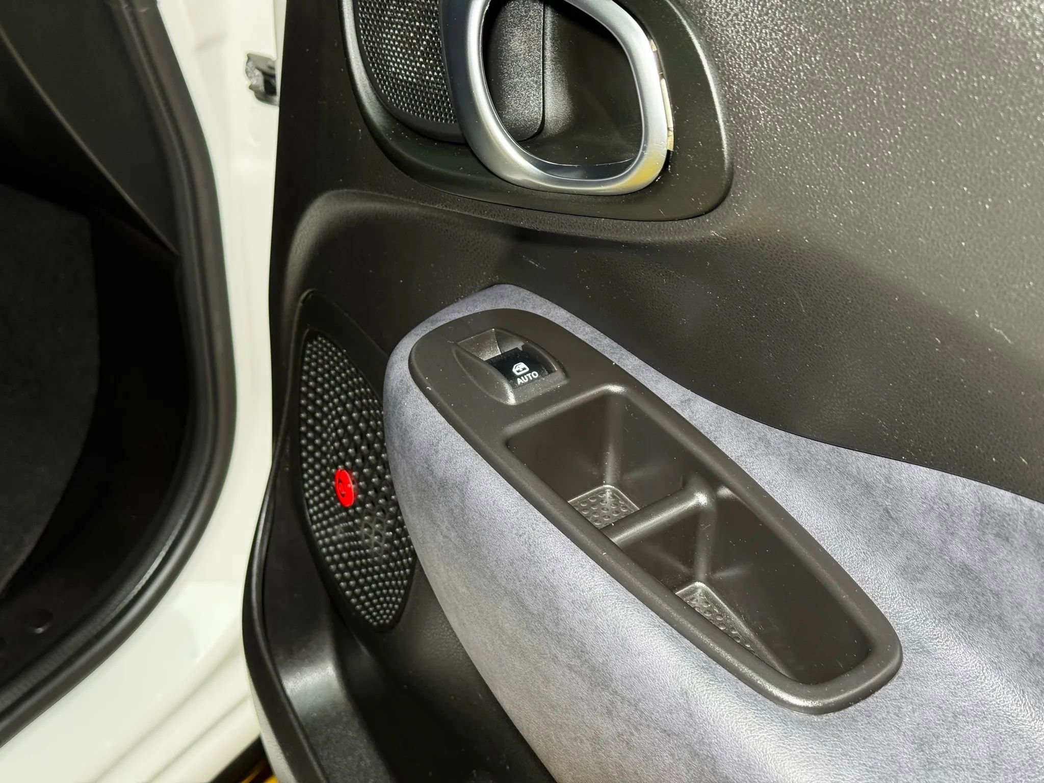 Used 2017 FIAT 500L Trekking w/ Dual-Pane Sunroof Package FWD image 32