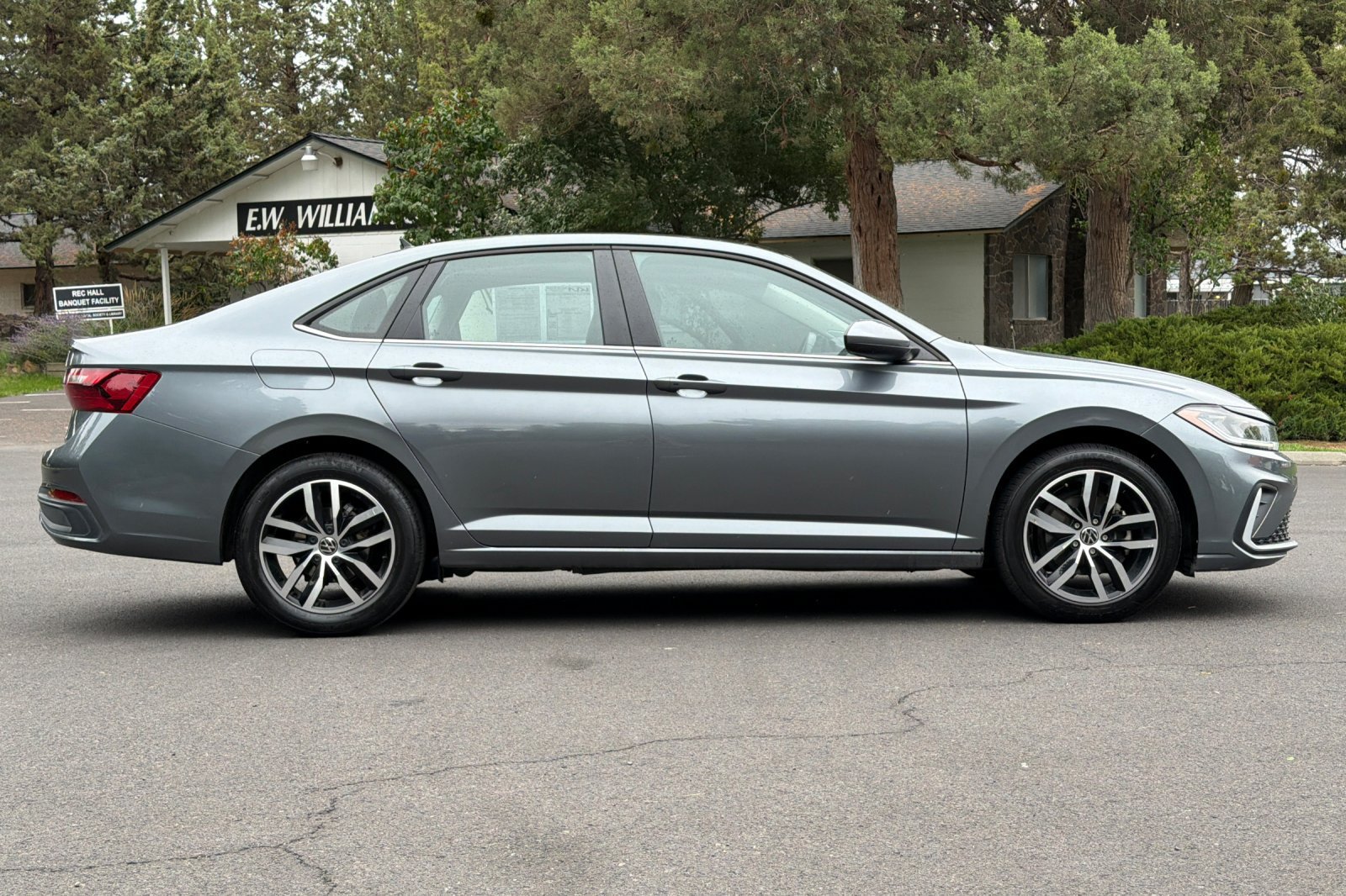 Used 2025 Volkswagen Jetta SE FWD image 3