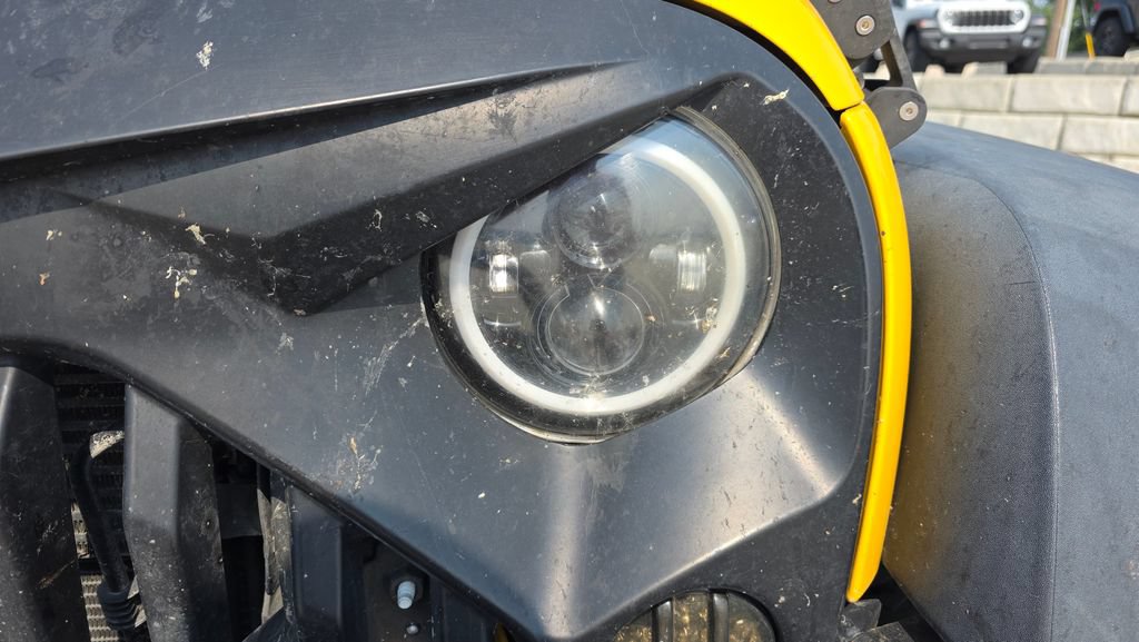 Used 2015 Jeep Wrangler Unlimited Rubicon w/ Connectivity Group AWD/4WD image 9