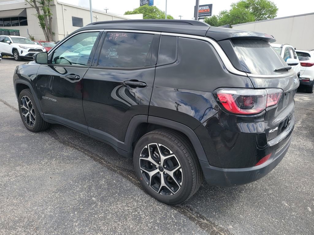 Used 2025 Jeep Compass Limited image 11