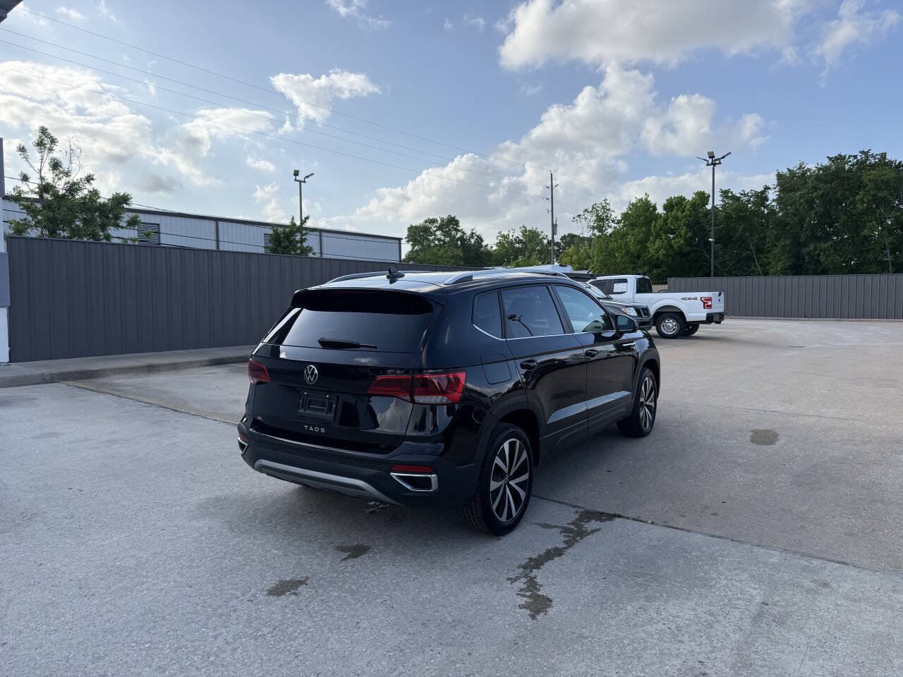 Used 2023 Volkswagen Taos SE FWD image 5