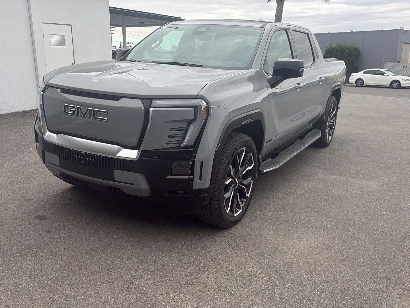 Used 2024 GMC Sierra EV Denali AWD/4WD image 2