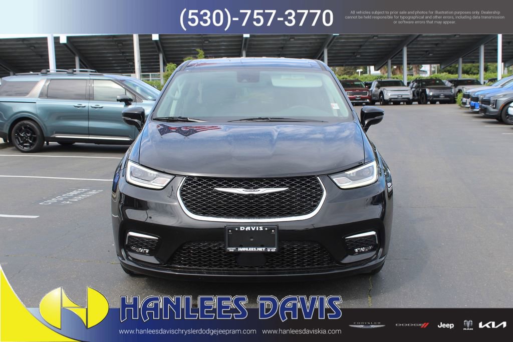 Used 2024 Chrysler Pacifica Touring-L image 4