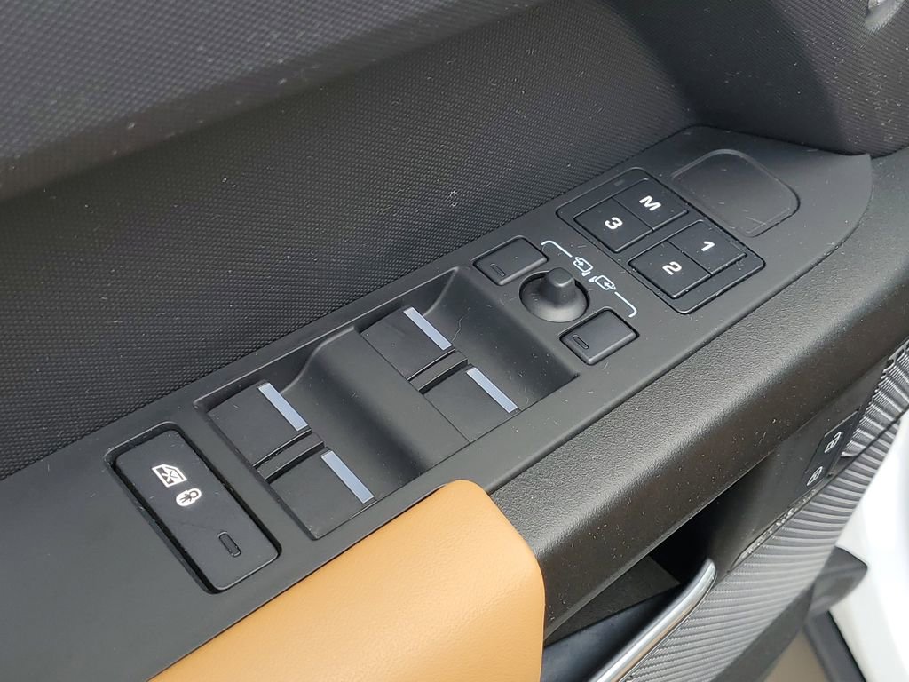 Used 2023 Land Rover Defender 110 V8 image 14