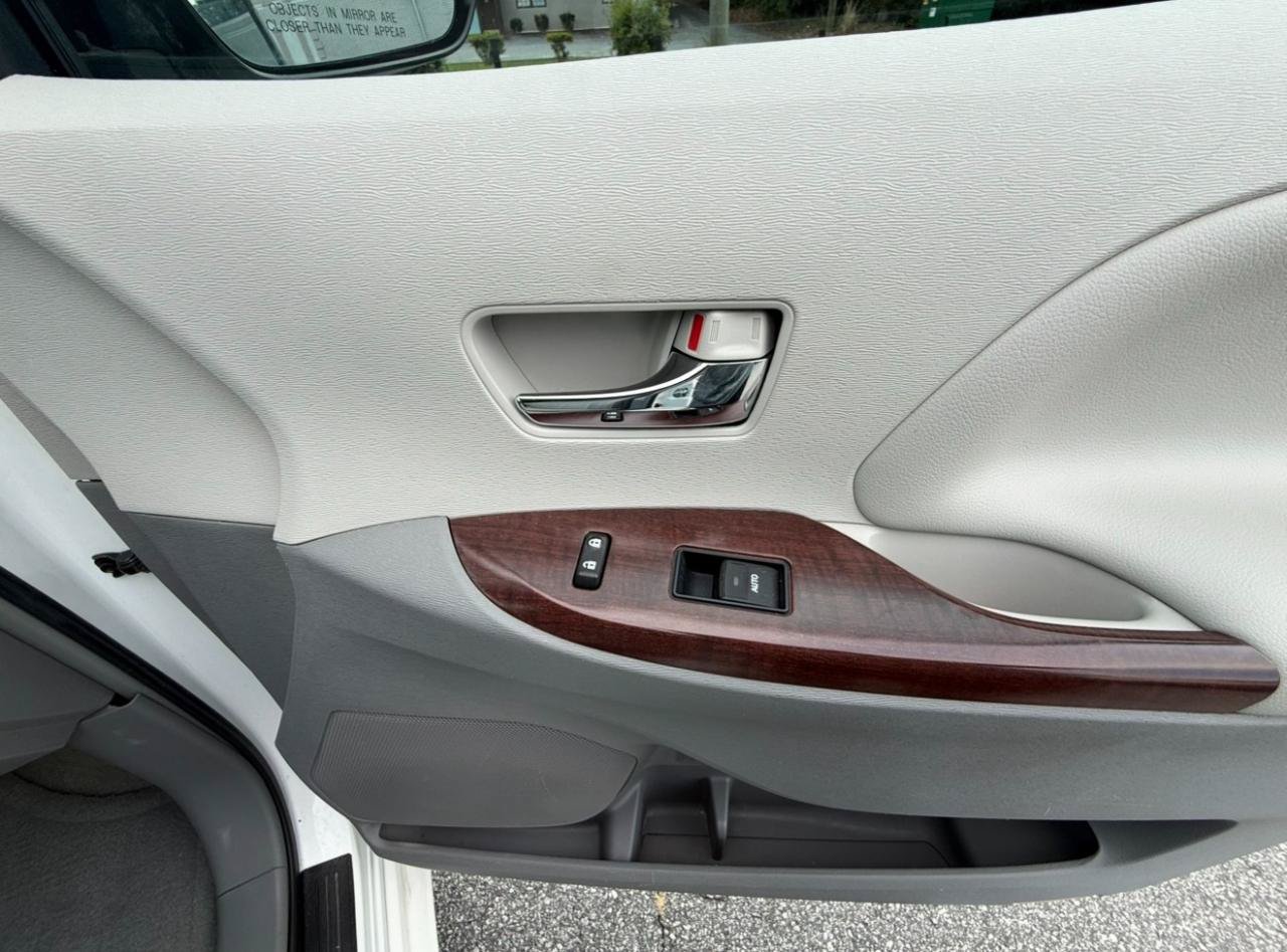 Used 2013 Toyota Sienna XLE FWD image 27