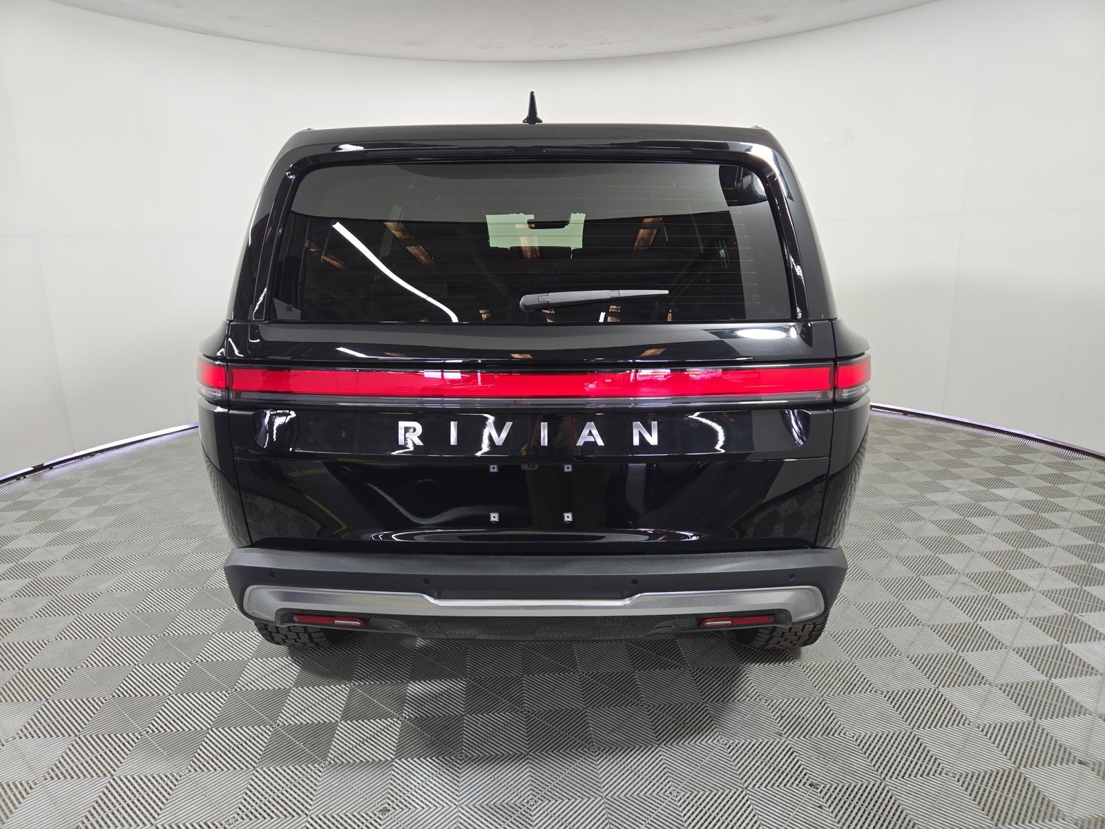 Used 2024 Rivian R1S Adventure image 4
