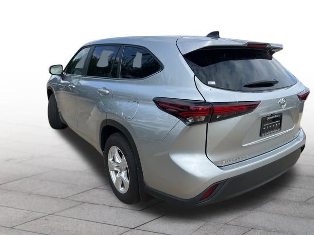 Used 2024 Toyota Highlander LE image 4