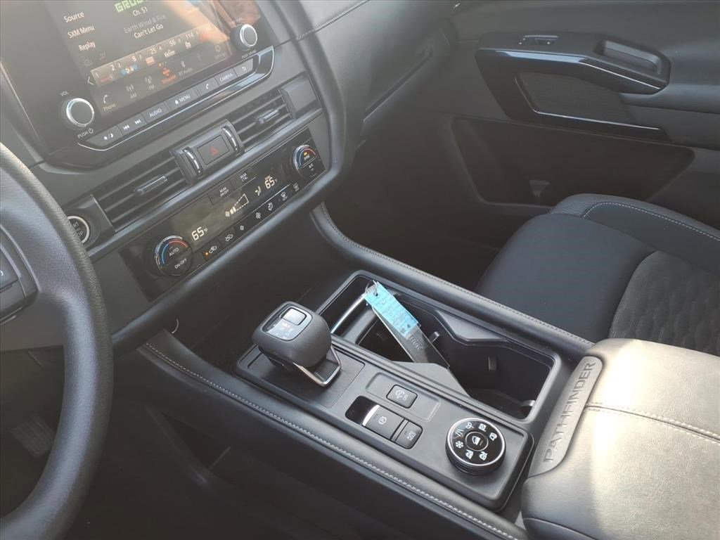 Used 2024 Nissan Pathfinder S image 17