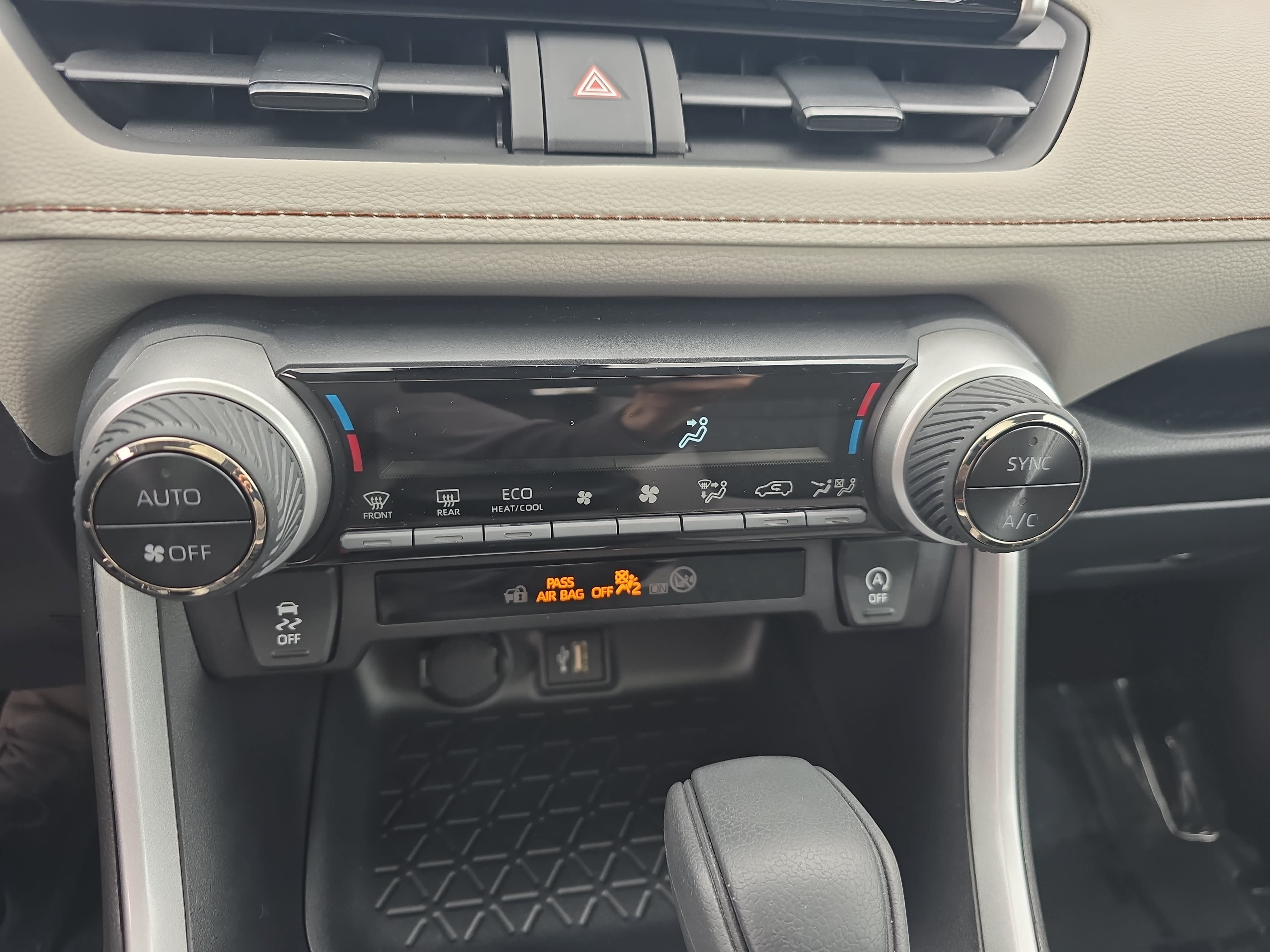 Used 2025 Toyota RAV4 XLE w/ Convenience Package FWD image 24