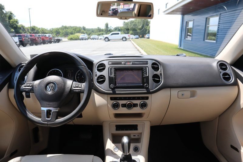 Used 2017 Volkswagen Tiguan SEL AWD/4WD image 12