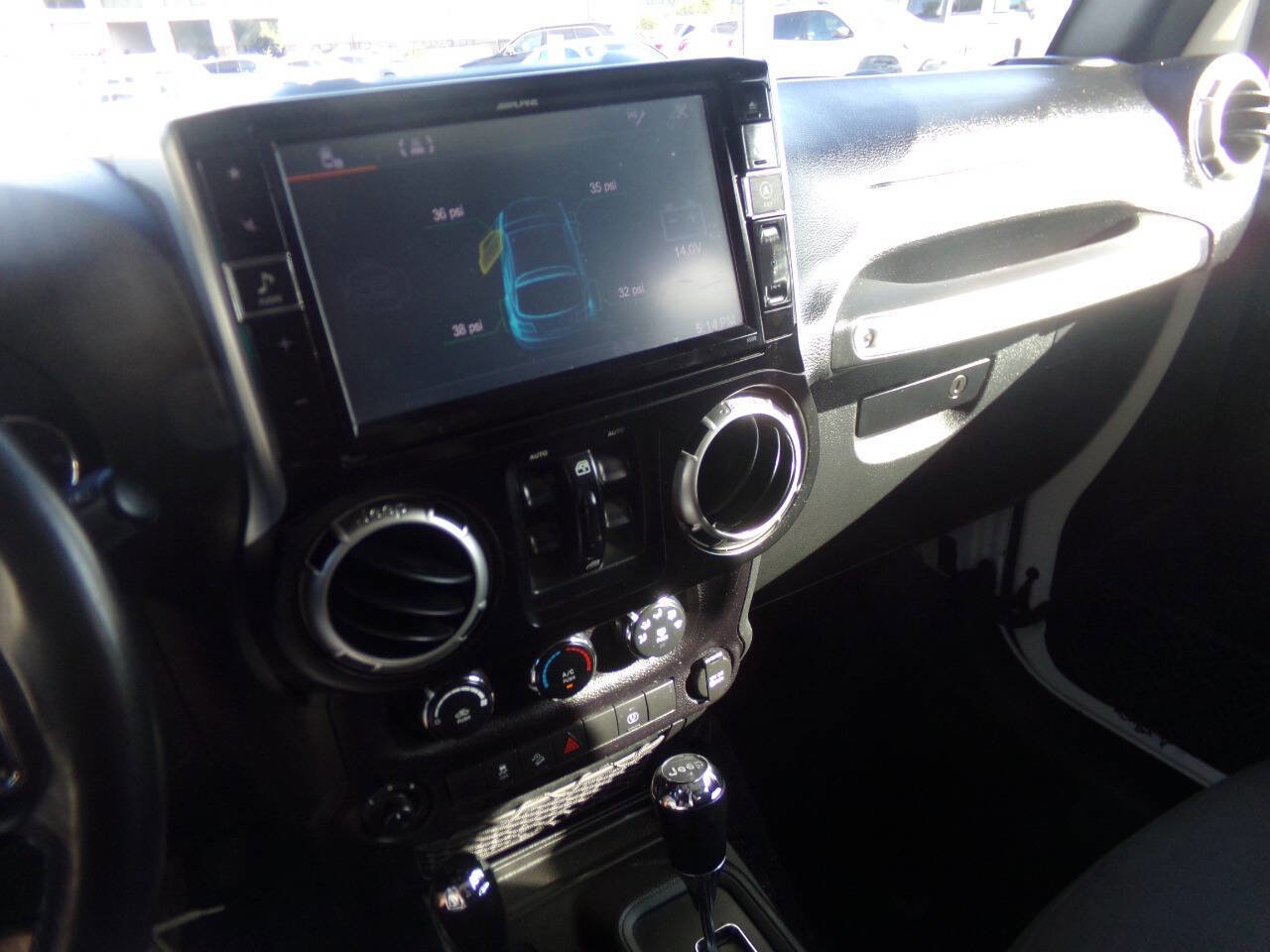 Used 2017 Jeep Wrangler Unlimited Sahara image 25