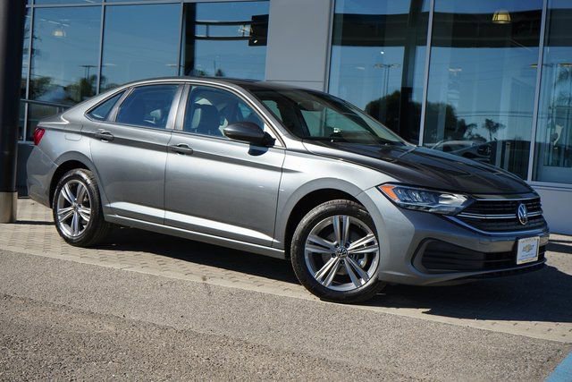 Used 2024 Volkswagen Jetta SE image 1