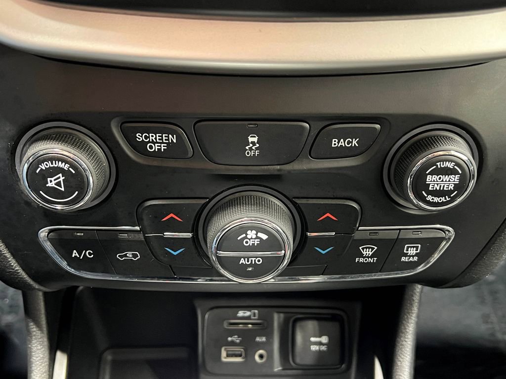 Used 2018 Jeep Cherokee Latitude Plus w/ Comfort/Convenience Group image 23