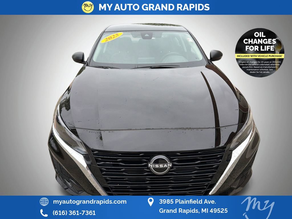 Used 2025 Nissan Altima 2.5 SV FWD image 2