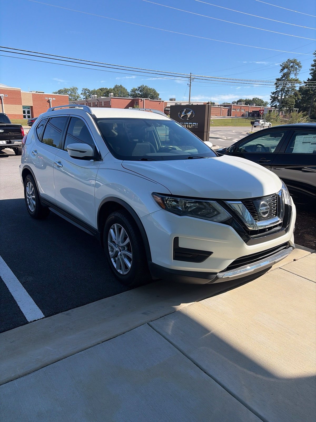 Used 2017 Nissan Rogue SV FWD image 1