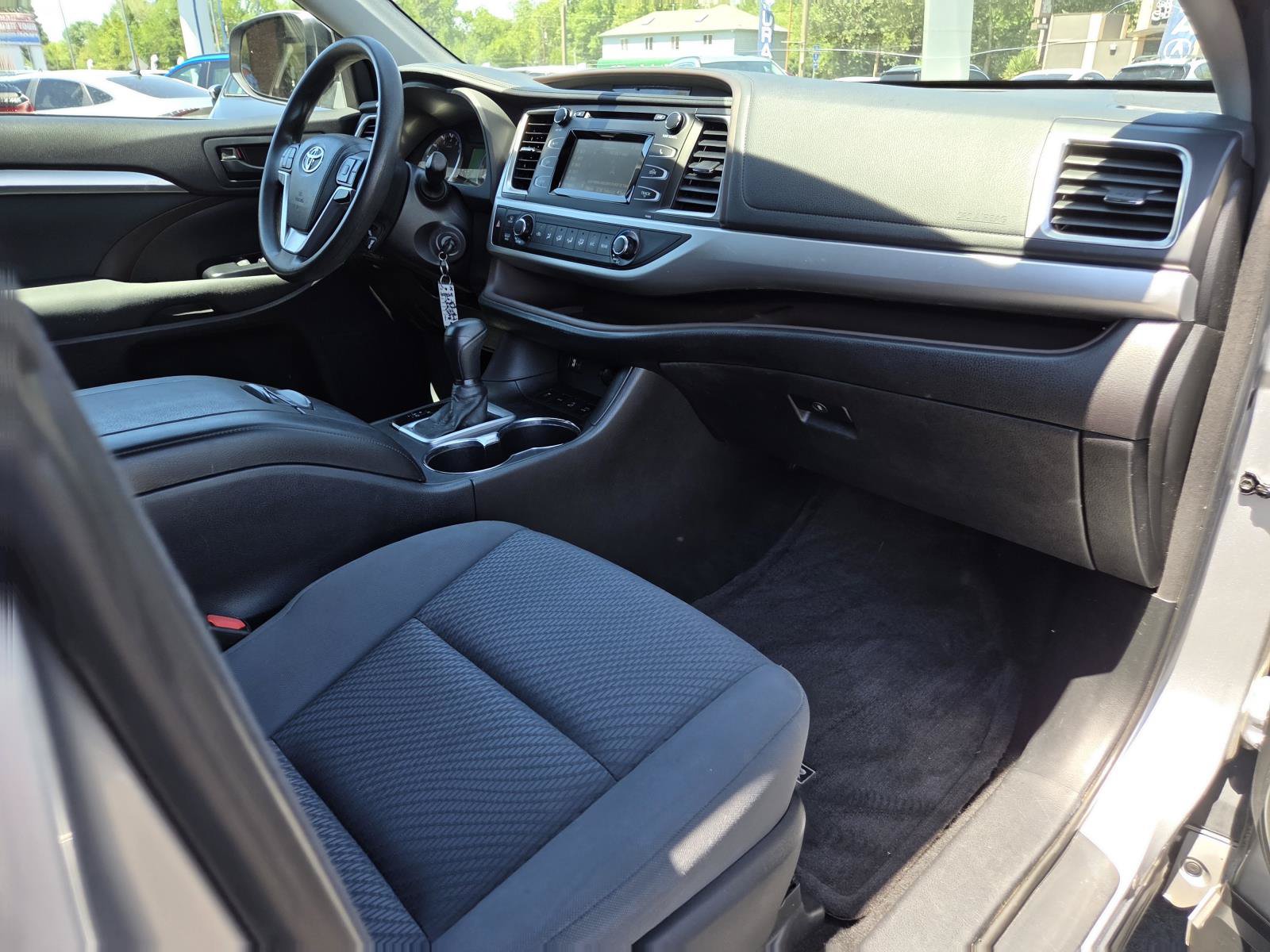 Used 2016 Toyota Highlander LE AWD/4WD image 22
