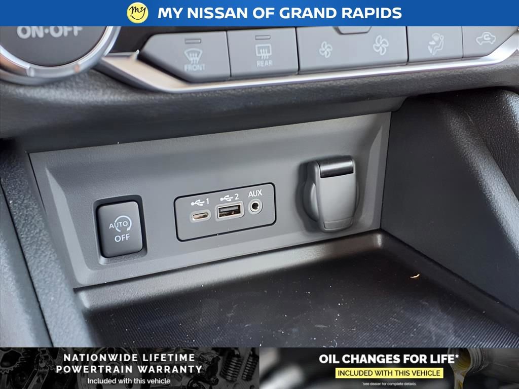New 2025 Nissan Sentra SR image 18