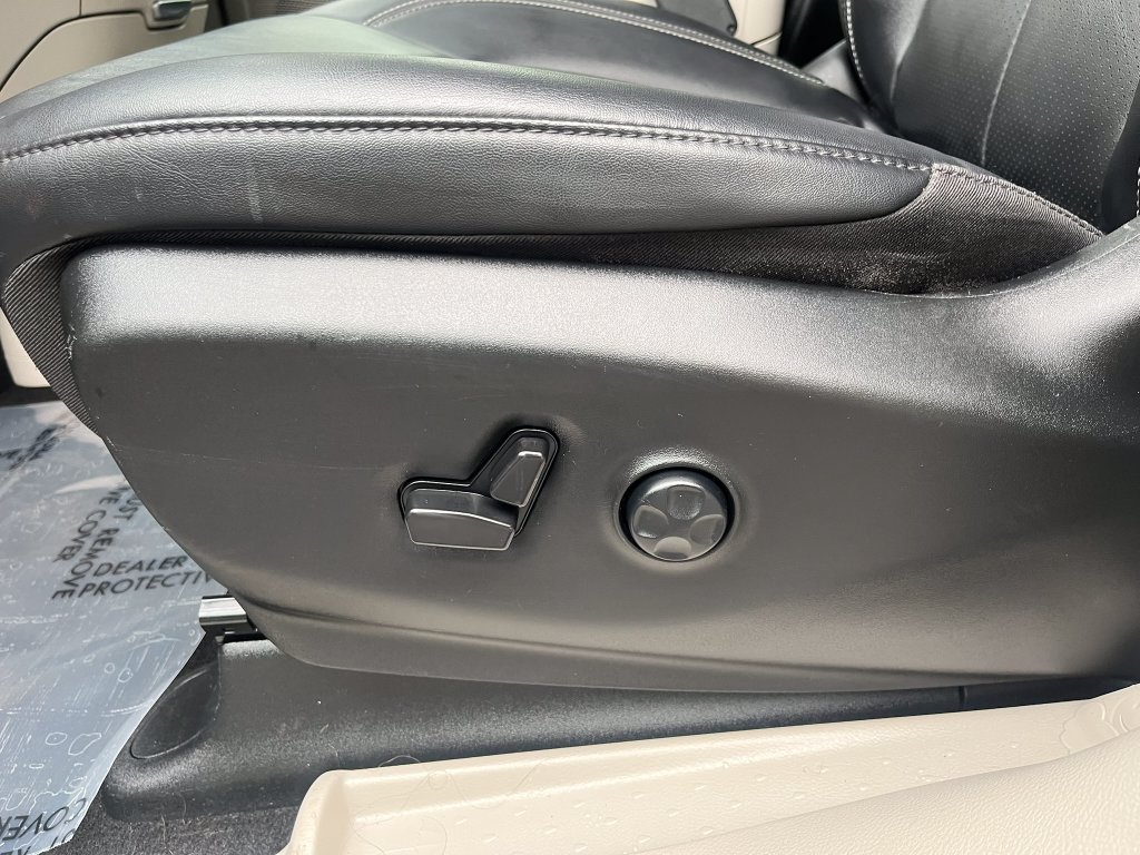 Used 2024 Chrysler Pacifica Touring-L FWD image 23