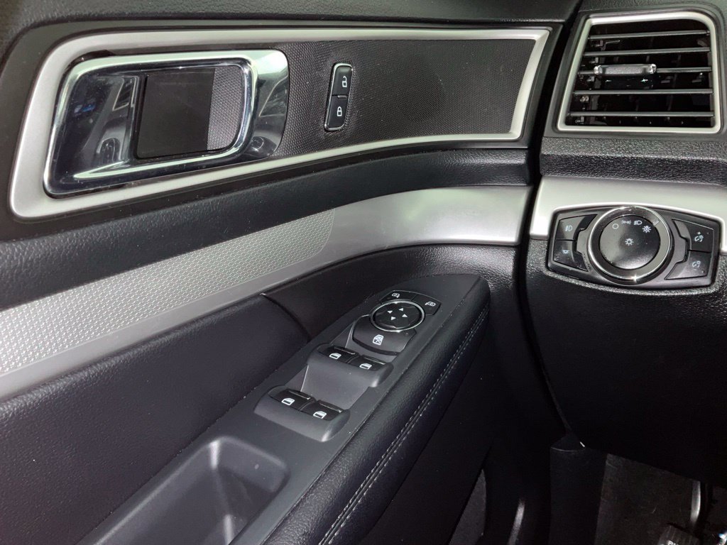 Used 2017 Ford Explorer XLT FWD image 21