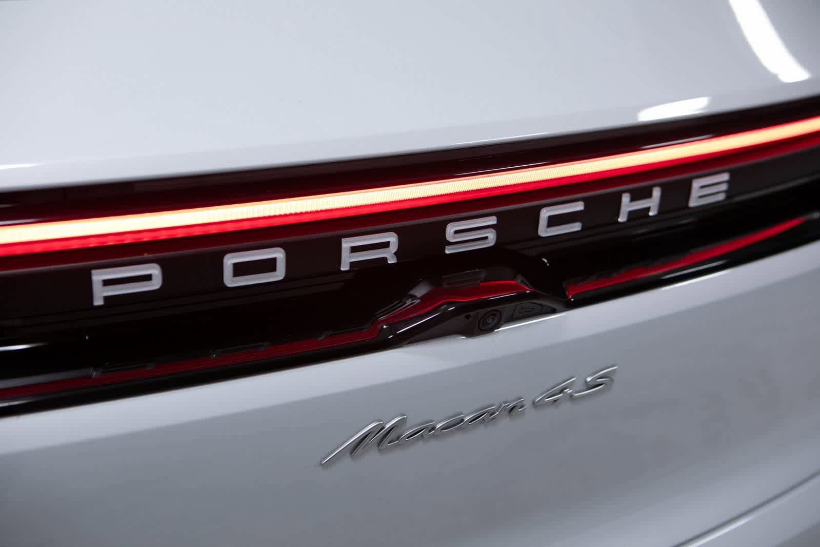 Certified 2025 Porsche Macan 4S Electric AWD/4WD image 36