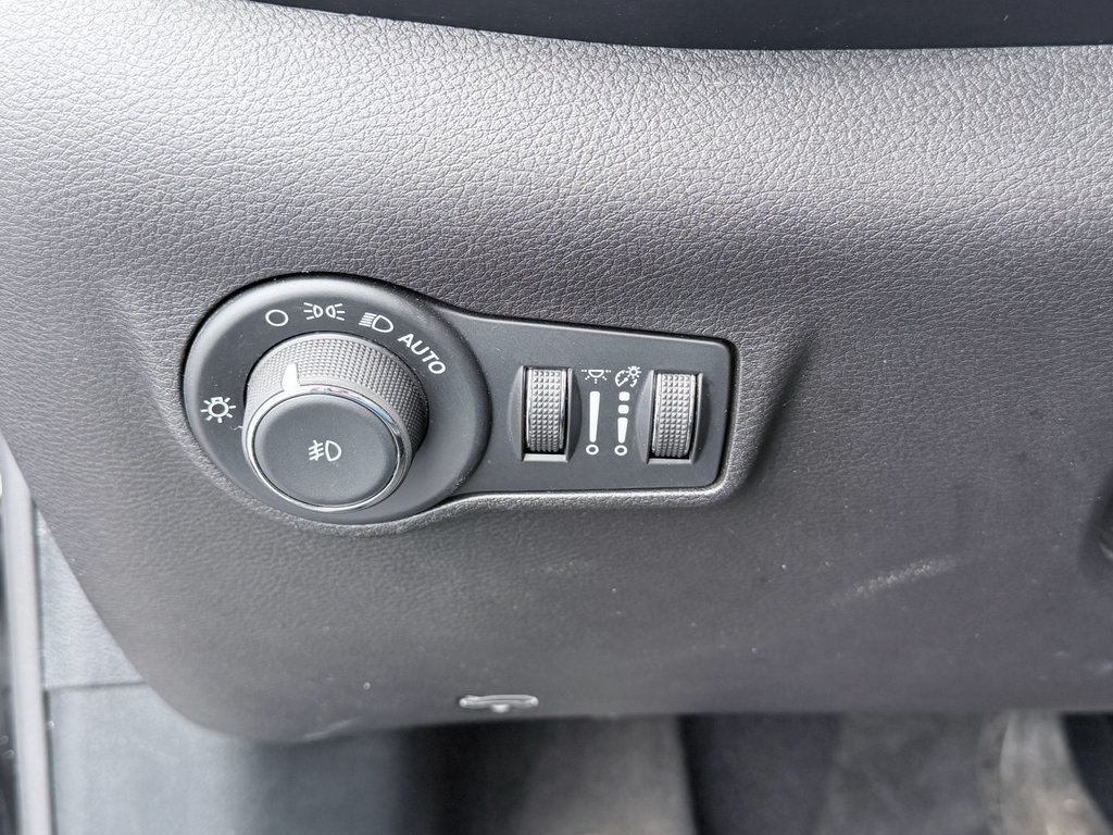 Used 2025 Jeep Compass Latitude AWD/4WD image 11