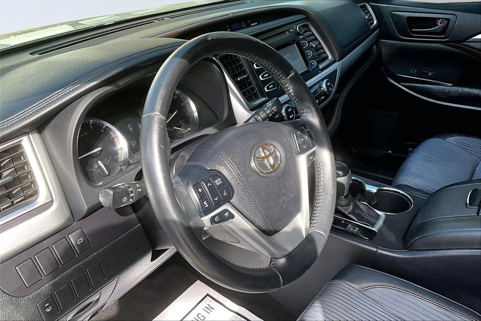 Used 2015 Toyota Highlander Plus FWD image 16