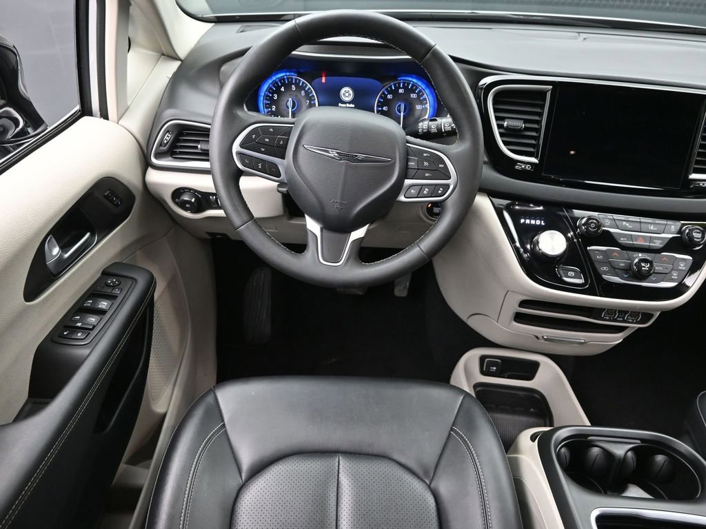 Used 2024 Chrysler Pacifica Touring-L image 11