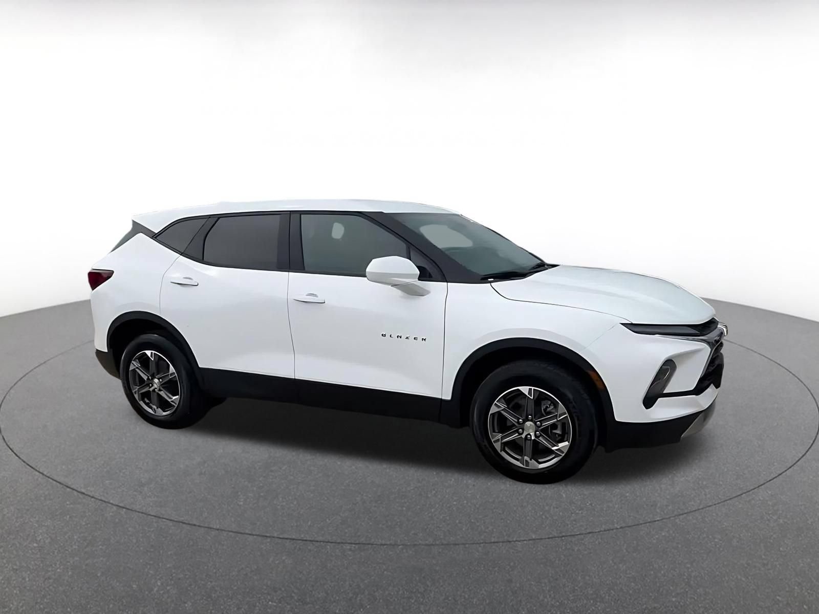 Used 2026 Chevrolet Blazer LT FWD image 2