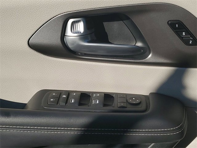 Used 2024 Chrysler Pacifica Touring-L image 21