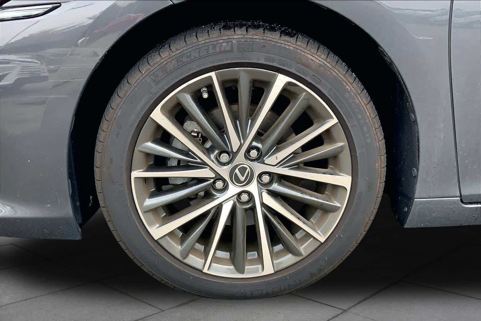 Used 2024 Lexus ES 350 w/ Premium Package FWD image 11