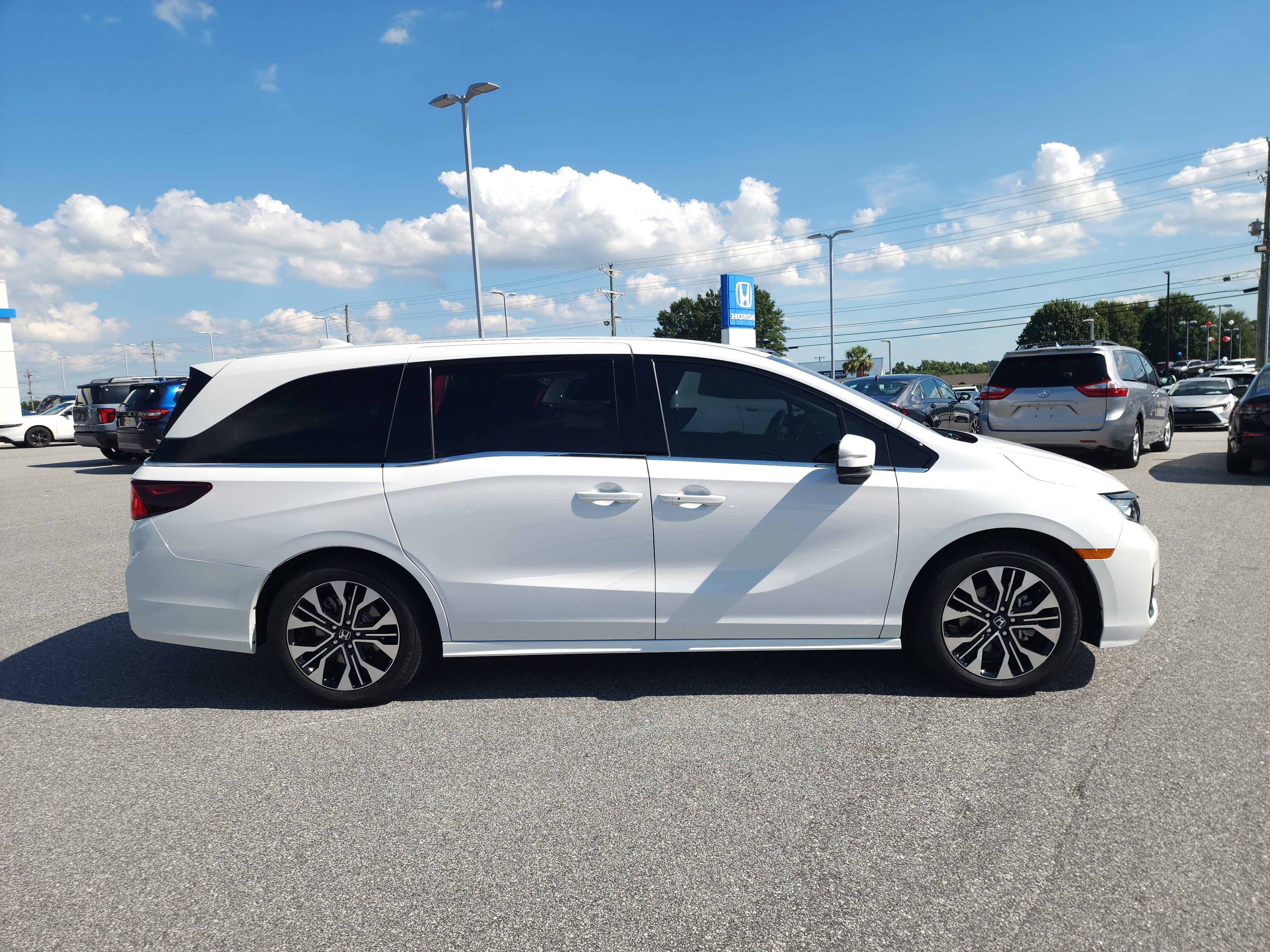 Used 2025 Honda Odyssey Elite image 3
