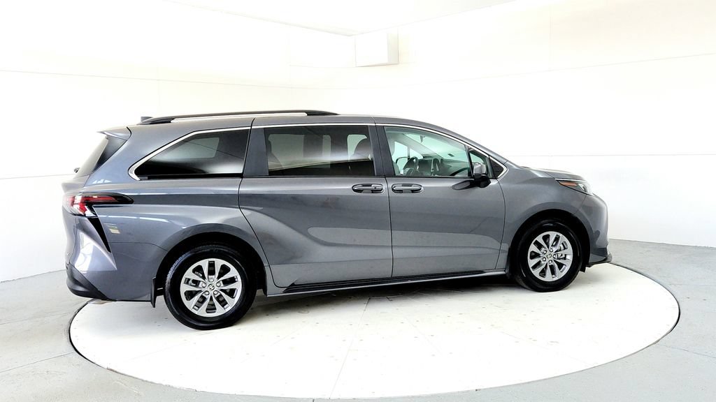 Certified 2025 Toyota Sienna LE AWD/4WD image 6