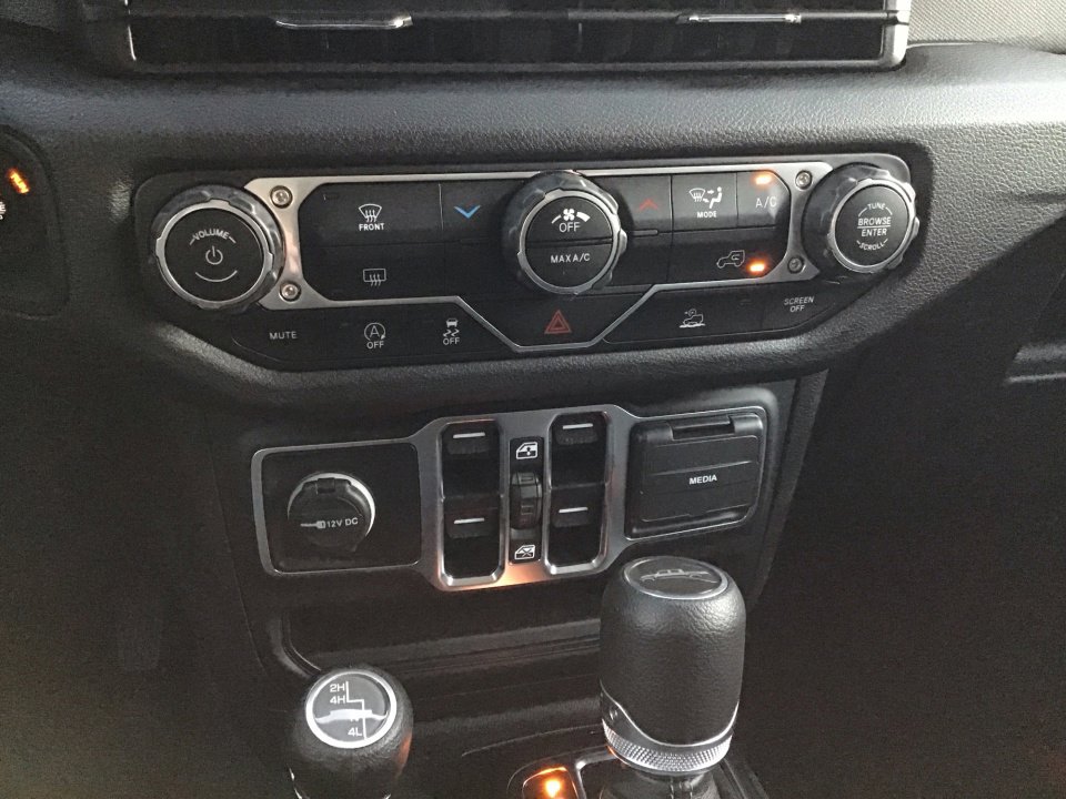 Used 2025 Jeep Gladiator Sport image 18