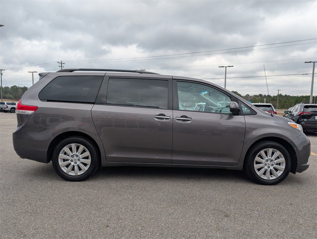 Used 2013 Toyota Sienna XLE image 5