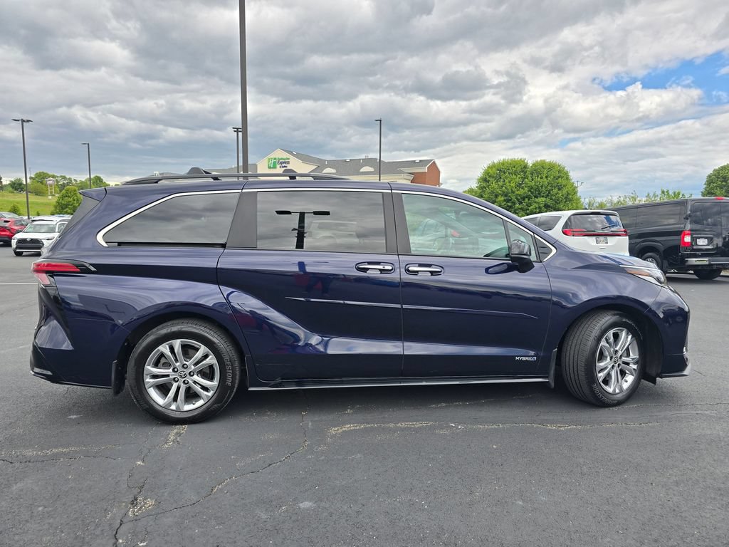 Used 2021 Toyota Sienna XSE w/ XSE Plus Package AWD/4WD image 9